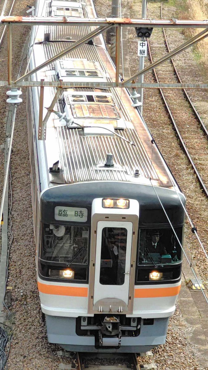 JR_Central_2020's tweet photo. 【名古屋運輸区　武豊線紹介⑪】
140周年イベントアフターストーリー（運転士）
「事前に120km/h運転が出来る区間を調べたり、コンバータブレーキを使うなど当時を思い出し、楽しみながら75形を運転しました。お客さまに満足していただけたなら、我々も嬉しく思います。」 https://t.co/i6KOK2dW3i