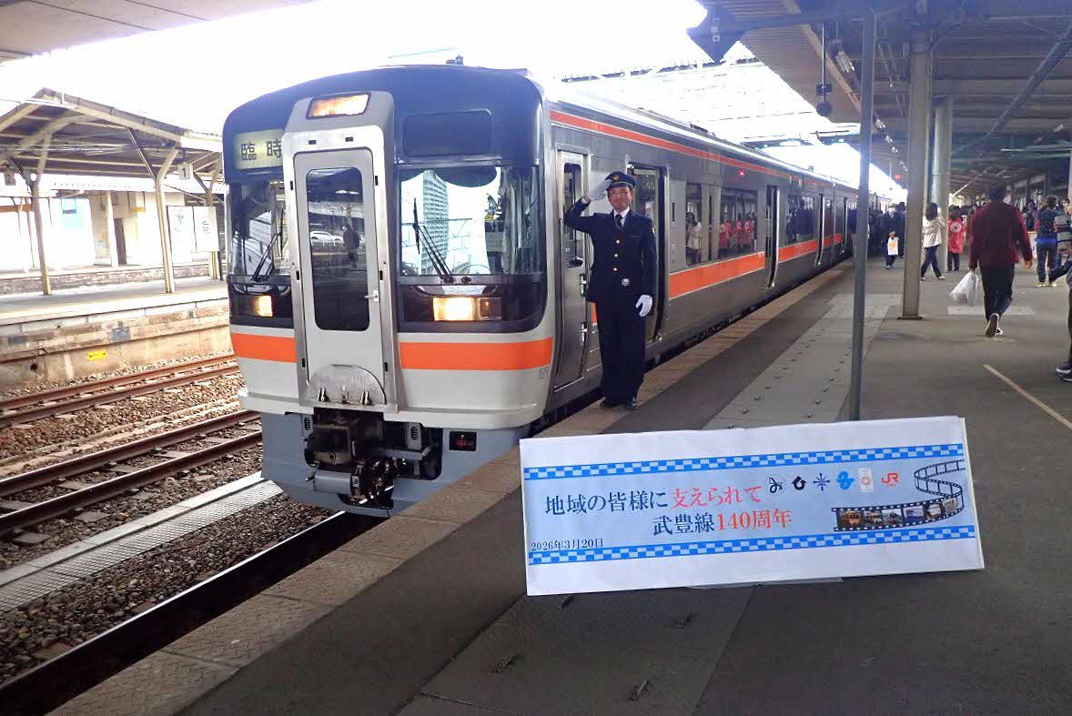 JR_Central_2020's tweet photo. 【名古屋運輸区　武豊線紹介⑪】
140周年イベントアフターストーリー（運転士）
「事前に120km/h運転が出来る区間を調べたり、コンバータブレーキを使うなど当時を思い出し、楽しみながら75形を運転しました。お客さまに満足していただけたなら、我々も嬉しく思います。」 https://t.co/i6KOK2dW3i