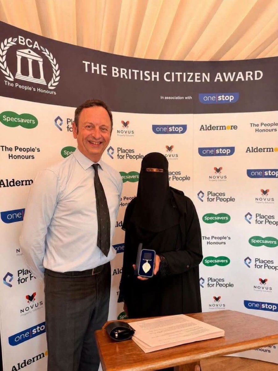alainpaulweber's tweet photo. Un prix pour l’autonomisation des femmes… remis à une femme en niqab

On croit rêver…

Il y a des moments où l’on se frotte les yeux, en se demandant si l’on n’a pas basculé dans une satire involontaire.

Khadija Patel reçoit le British Citizen Award pour son travail d’« autonomisation des jeunes femmes ». 

L’identité visuelle a disparu. Reste une silhouette anonyme...

Un prix pour l’autonomisation des femmes remis à quelqu’un dont le visage a été volontairement effacé de l’espace public. 

Consternante Angleterre...