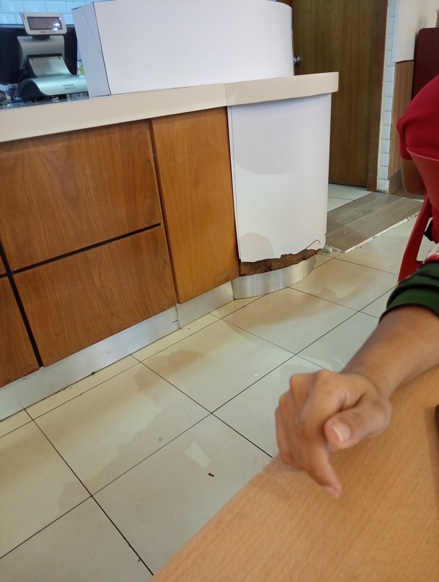 Leonny_Bido's tweet photo. Experiencia en @KrispyKremeDR de @Agoramallrd : las instalaciones no están muy bien, en momentos de mucho flujo tienen poca variedad de donas y no están frescas y el servicio a pesar de ser muy amable se nota el desgane. ¿Está en quiebra está sucursal? https://t.co/cZQsORgVy7