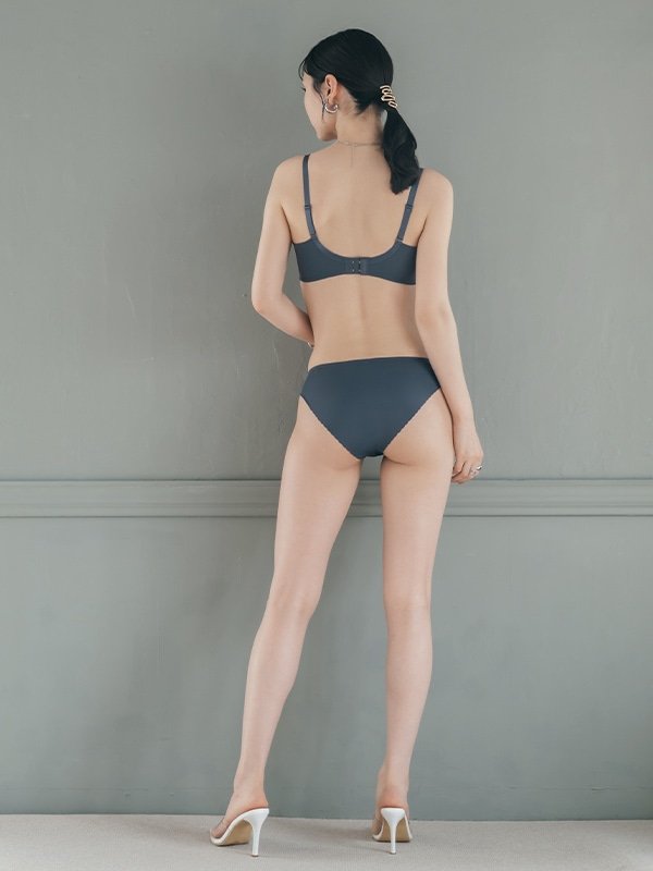 mymystyletech's tweet photo. 【COCO Linge】
ビューティフルスムースノンワイヤーモールドブラセット

“大人のMust Haveブラ”

なんだかんだ毎日手が伸びちゃうのはシンプルなシームレスモールドカップブラ。

ブラジャーは内蔵された柔らかクッションの下厚モールドカップでもちもちのカップが優しくバストを包み、

ボリュームをプラスしたくっきり谷間をメイクします。

肌にあたるブラの土台はふわふわクッションで肌あたりもよく、アンダーは伸縮性のあるツーウェイ素材でフィットしたつけ心地に。

サイドは高さのある脇高タイプで脇もすっきり、バックはストラップがずれ落ちにくいU字型です。

セットショーツもフリーカットされたなめらかで伸縮性がある素材なので肌触りがよく

シンプルなデザインで洋服を選ばず着用できます。