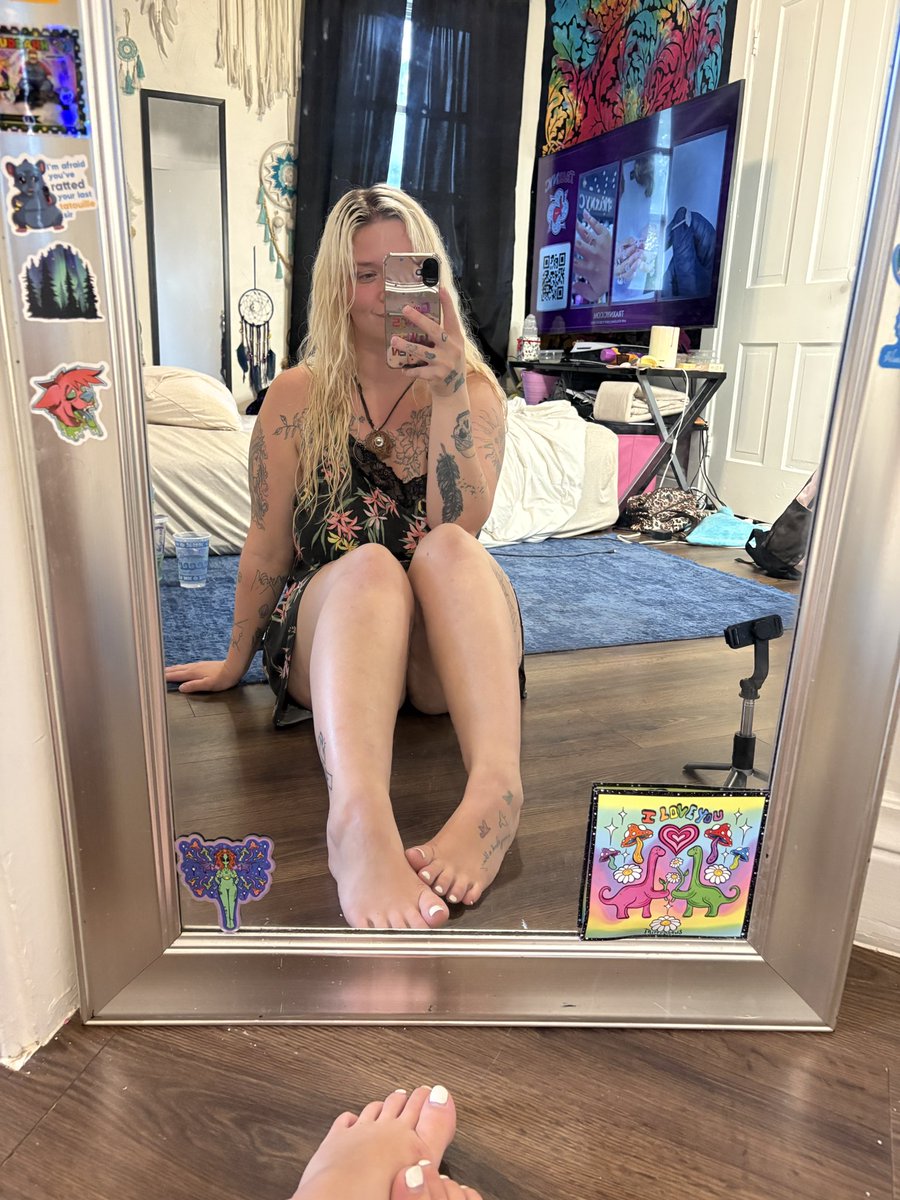 Clobear831's tweet photo. What color should I do my toes next? 💅🏼 https://t.co/42JVaRM5wP