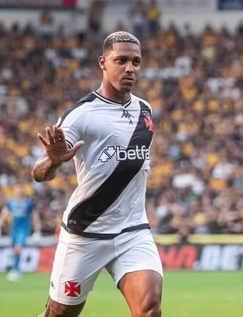 liberta___depre's tweet photo. O Internacional acredita que levará quase duas décadas para receber os R$ 21 milhões devidos pelo Vasco por conta das negociações envolvendo o volante Zé Gabriel e o atacante David.

A Câmara Nacional de Resolução de Disputas (CNRD) da CBF determinou um cronograma para a SAF do Vasco, que está em recuperação judicial, pagar as suas dívidas.

Mesmo se o clube carioca cumprir o cronograma à risca, o Inter espera ter a dívida quitada entre 2041 e 2046.

Via: @EsportesGZH 

📷Daniel Ramalho /📷Leandro Amorim