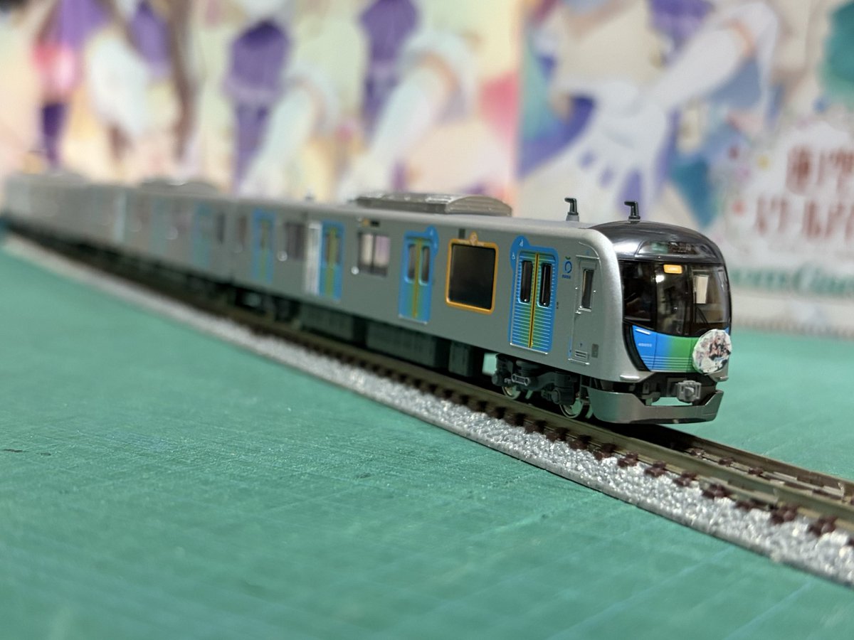 Crew_Compart's tweet photo. こんにちは！コミケ前後にしかポストしない弊サークルですが、夏コミ #C108 も出展させていただきます！今回のネタは西武線で昨年運行されたAqours 永久hoursラッピングと今年運行された蓮ノ空BGPラッピングをNゲージ車両で半分ずつ再現しました！…半分ずつ？？？

#西武鉄道 #Aqours #蓮ノ空 https://t.co/Yh7zWzvFkS