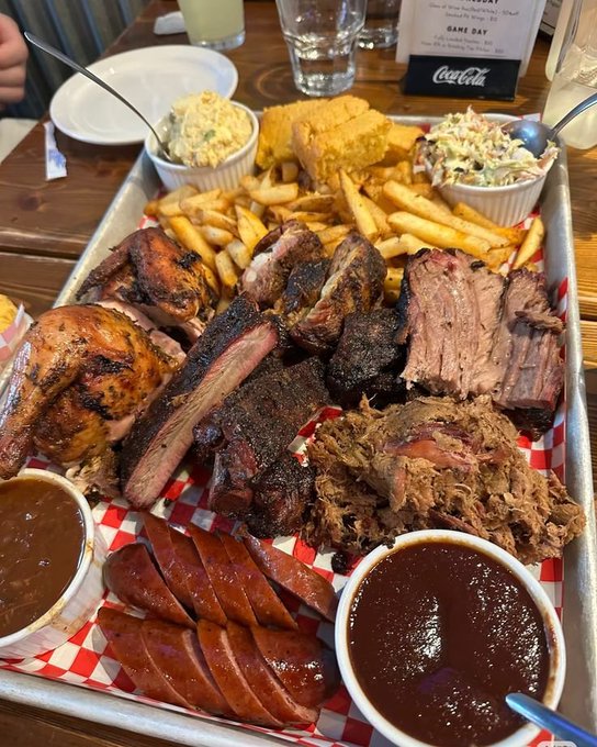 Jennifer56888's tweet photo. Imagine you're really hungry and you see this plate of food. You can only choose two items. What would you choose? #Food #FoodForThought https://t.co/ef7WcomVoA