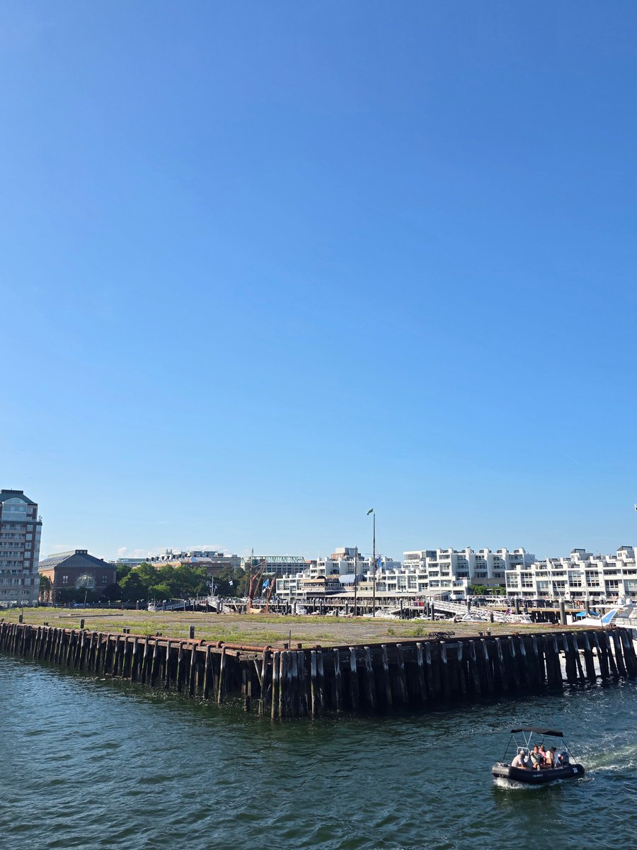 OnlyInBOS's tweet photo. Boston is one step closer to transforming Charlestown's deteriorating Pier 5.

The vision includes a harbor pool, ecological learning lagoon, floating dock, roof terrace, and year-round public waterfront access. https://t.co/eoZNtkmt2l