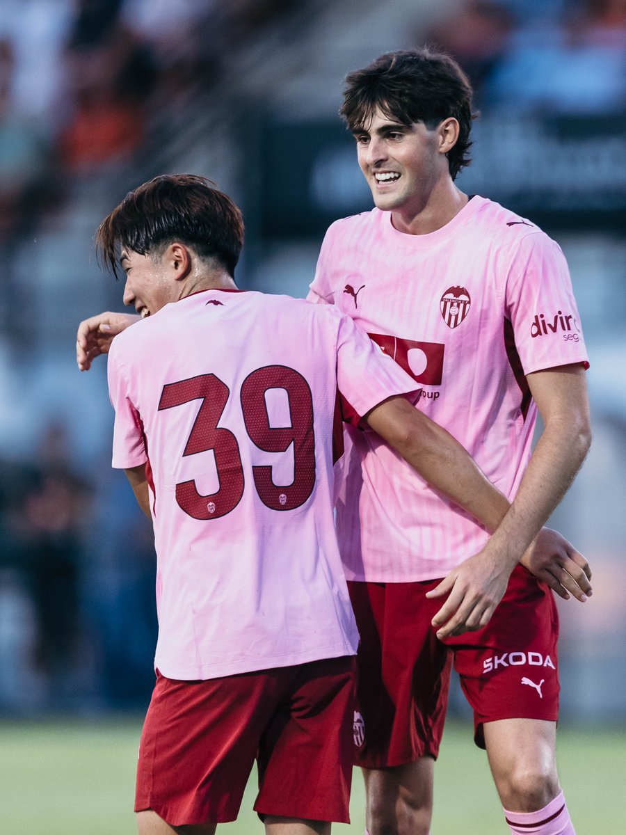 valenciacf's tweet photo. Ryunosuke 🤜🤛 @javi10guerra 

#ValenciaHércules https://t.co/YAS3ZZygnI