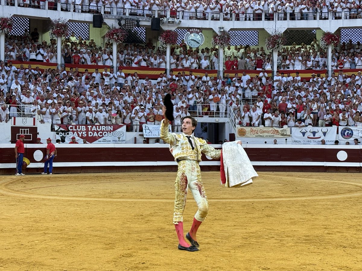 SO_Landes's tweet photo. Tour de piste, après pétition d’oreille, pour Julio Norte. Le nouveau matador sortira en triomphe par la porte des cuadrillas. https://t.co/8pEd1XfiT2