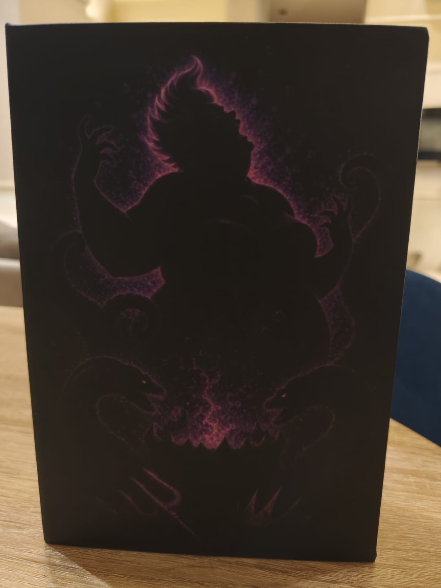 okitokkishop's tweet photo. No hay proceso de personalización sin imprevistos. Tras desmontar y rehacer la caja:

▪️ Colocación del DTF térmico exterior. 
▪️ Espuma troquelada a medida y barniz de sellado. 
▪️ Ilustración interior a todo color.

Morado y negro: ¿os encaja la paleta para este personaje? 👇 https://t.co/yYxr5Nph5v