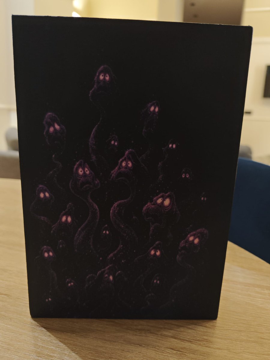 okitokkishop's tweet photo. No hay proceso de personalización sin imprevistos. Tras desmontar y rehacer la caja:

▪️ Colocación del DTF térmico exterior. 
▪️ Espuma troquelada a medida y barniz de sellado. 
▪️ Ilustración interior a todo color.

Morado y negro: ¿os encaja la paleta para este personaje? 👇 https://t.co/yYxr5Nph5v