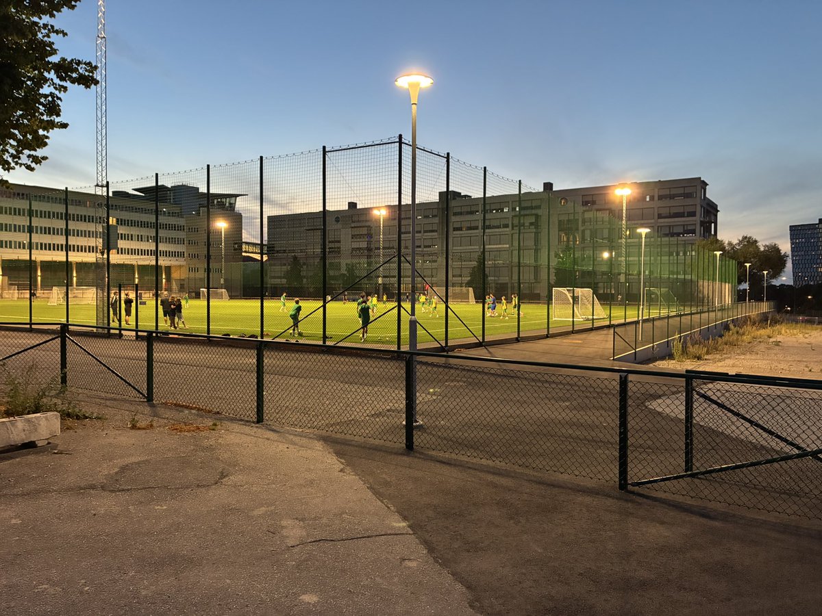 Riddersporre's tweet photo. Med böjd nacke efter ännu en besvikelse i livet. Går förbi Söderstadion.  Ett Bajengäng  tränar i höstligt elljus. Hjärtat slår och jag känner grönvit puls. 
Det. Är. Hammarby. För. Mig.  
Ren grönvit kärlek. Vad fan som än sker så är jag hanmarbyare. 
Jävligt mycket hammarbysre. https://t.co/nrXZPfgZWm