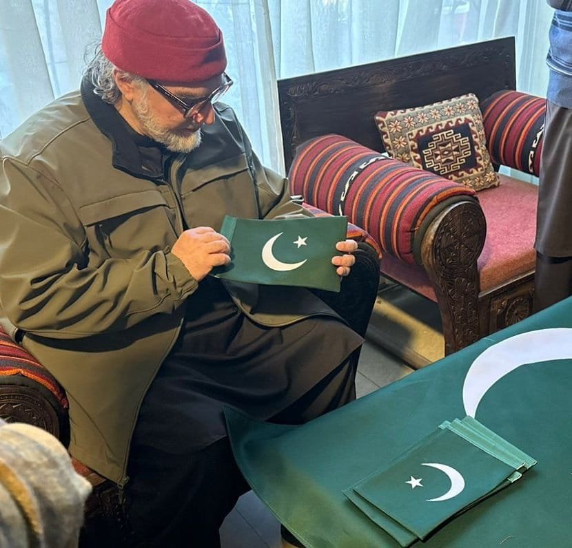 M1fs's tweet photo. خیر مبارک، محترم سید زید زمان حامد صاحب! 🇵🇰❤️
آپ نے برسوں اس قوم کو اس کی تاریخ، طاقت اور مقصد یاد دلایا۔
 آج آپ کی بہت سی باتیں حقیقت بنتی دکھائی دے رہی ہیں۔

یہ سبز ہلالی پرچم رایاتِ سود ہے
شہداء کی امانت اور ایک عظیم خواب کی نشانی۔

سلام آپ کو
سلام شہداء کو
 سلام پاکستان کو۔

50 لاکھ شہید، ایک کروڑ مہاجر، اور بے شمار قربانیاں…
یہ پاکستان لہو سے بنا ہے، آنسوؤں سے سینچا گیا ہے۔

یہ سبز ہلالی پرچم رایاتِ سود ہے
ایک ایسی علامت جس کے پیچھے ایک قوم کی تاریخ، قربانیاں اور خواب کھڑے ہیں۔

ان شاء اللہ، جس پاکستان کی بیداری کا خواب ہمارے اکابر نے دیکھا، وہ پاکستان دنیا کے سامنے اپنی حقیقی طاقت کے ساتھ ابھرے گا۔

یہ پاکستان قائم رہنے کے لیے بنا ہے۔
پاکستان ہمیشہ زندہ باد! 🇵🇰

#SyedZaidZamanHamid 
#PakistanZindabad #IndependenceDay #14August #Pakistan #Azadi #PakistanArmy