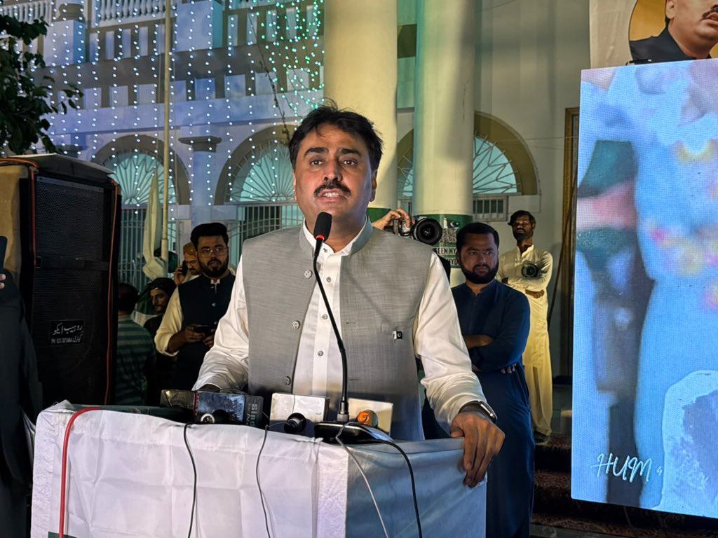KashifShoroPPP's tweet photo. آج یومِ آزادی کے موقع پر صوبائی وزیر آبپاشی، منصوبہ بندی و ترقی سندھ جام خان شورو کے ہمراہ سیڈا سیکریٹریٹ، بیراج کالونی حیدرآباد میں محکمہ آبپاشی کی یومِ آزادی تقریب میں شرکت کی۔ سیکریٹری آبپاشی سندھ ظریف احمد کیڑو، سیڈا چیئرمین منصور میمن، قبول محمد خٹیان، حاجی فرید قریشی، عدنان رشید راجپوت، محکمہ آبپاشی و سیڈا کے افسران و ملازمین اور دیگر معزز شخصیات بھی شریک تھیں۔

سبز ہلالی پرچم تلے آزادی کا جشن منایا اور پاکستان کی سلامتی، ترقی و خوشحالی کے لیے دعا کی۔

پاکستان زندہ باد! 🇵🇰