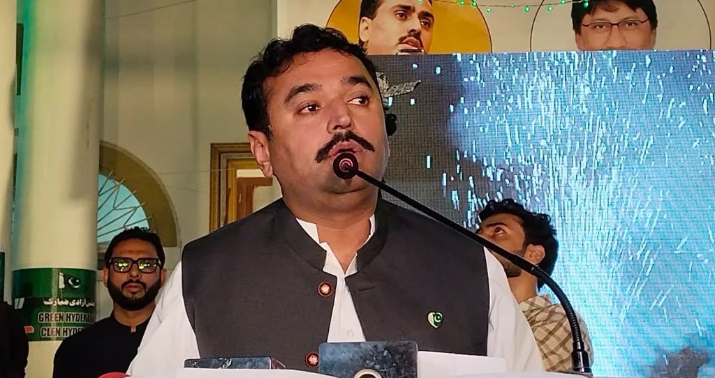 KashifShoroPPP's tweet photo. آج یومِ آزادی کے موقع پر صوبائی وزیر آبپاشی، منصوبہ بندی و ترقی سندھ جام خان شورو کے ہمراہ سیڈا سیکریٹریٹ، بیراج کالونی حیدرآباد میں محکمہ آبپاشی کی یومِ آزادی تقریب میں شرکت کی۔ سیکریٹری آبپاشی سندھ ظریف احمد کیڑو، سیڈا چیئرمین منصور میمن، قبول محمد خٹیان، حاجی فرید قریشی، عدنان رشید راجپوت، محکمہ آبپاشی و سیڈا کے افسران و ملازمین اور دیگر معزز شخصیات بھی شریک تھیں۔

سبز ہلالی پرچم تلے آزادی کا جشن منایا اور پاکستان کی سلامتی، ترقی و خوشحالی کے لیے دعا کی۔

پاکستان زندہ باد! 🇵🇰