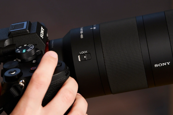 TechSkunk's tweet photo. Sony's new 100-400mm camera lens will be out on September 9, and it's just $849  https://t.co/0O4CTWW4Ef https://t.co/yNCKAV17Qz