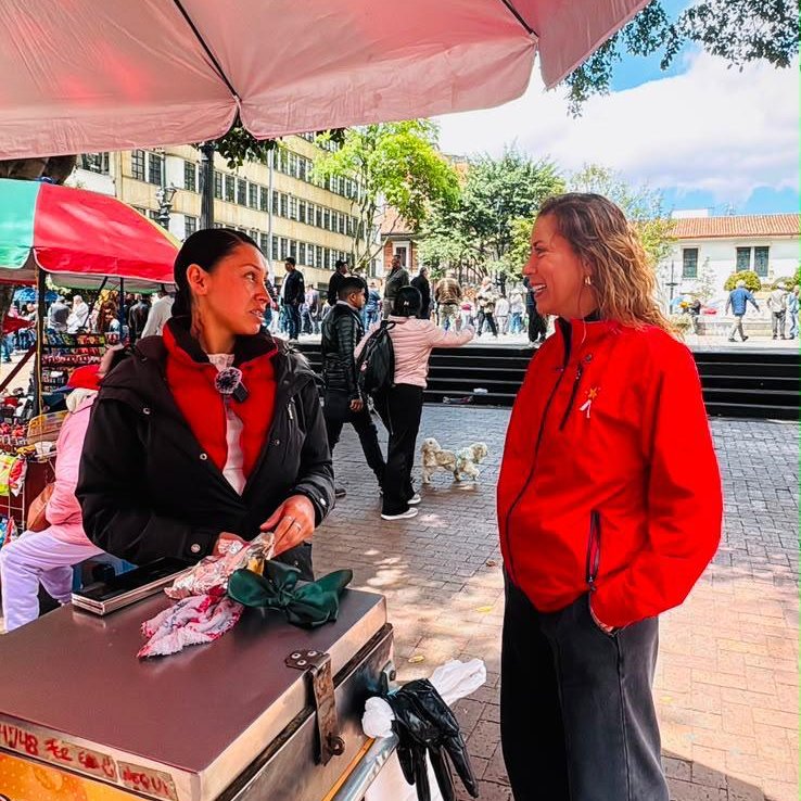 ConsejeriaTIC's tweet photo. 🛜A veces no sabemos los servicios gratuitos con los que contamos en nuestras localidades. 

Por eso, hoy la Consejera TIC @diancelm  estuvo con su equipo en la localidad @Alcandelaria_ , conversando con la ciudadanía que habita y circula cada día por la Plazoleta del Rosario.  📍#GabineteAlBarrio 

💬Les contó sobre la #ZonaWifi Gratuita que está habilitada en la plazoleta, que cuenta con una velocidad de 200 Mbps, y que cubre el sector a través de 3 puntos de acceso.

Conocimos de primera mano sus necesidades y expectativas sobre temas y necesidades TIC y
cursos de capacitación en habilidades digitales.
#BogotáCapitalDigital