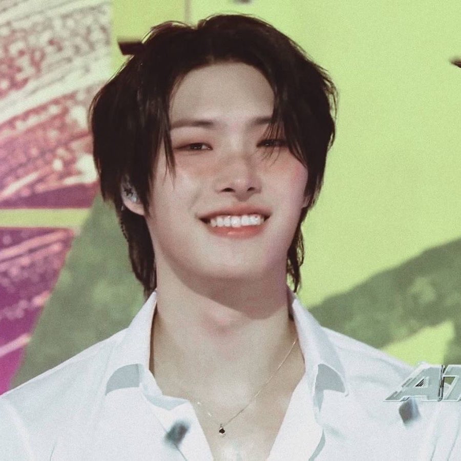 yungisholic's tweet photo. he’s the cutest 6ft man ever 🥺 https://t.co/8QyDqV1ewG