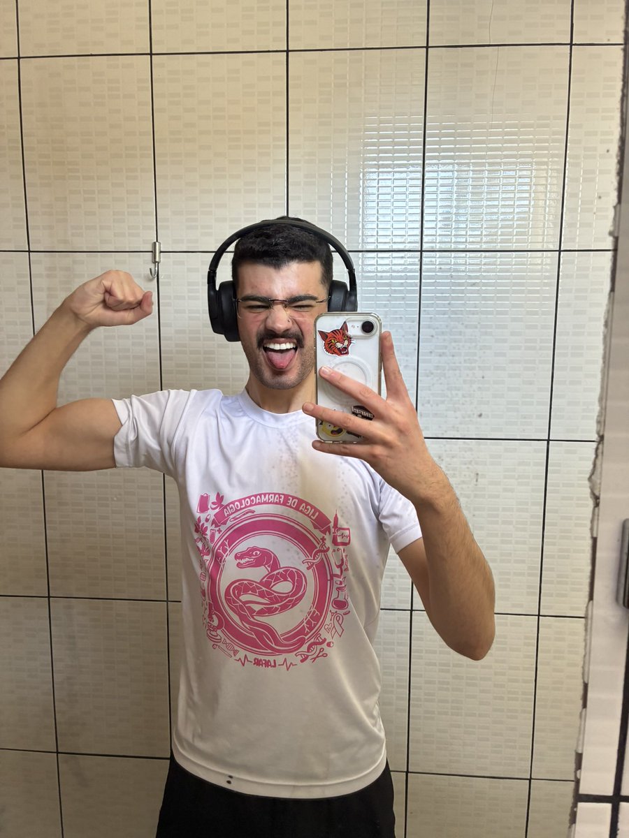 kuksmaluca's tweet photo. primeiro dia de academia 
2019 vs 2026
é claro que teve muitas pausas e falta de disciplina https://t.co/k3fpG6Htre