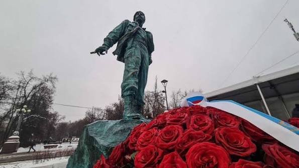 MaylinAgui7420's tweet photo. Moscú rindió homenaje al comandante Fidel Castro en el centenario de su natalicio. Riabkov defendió la "alianza estratégica" Cuba-Rusia y calificó las restricciones de EE.UU. como "impotencia". @BMCTTrinidad @unidadcentral #cubacoopera #100AñosConFidel

#FidelViveEntreNosotros https://t.co/AVezvMKQKo