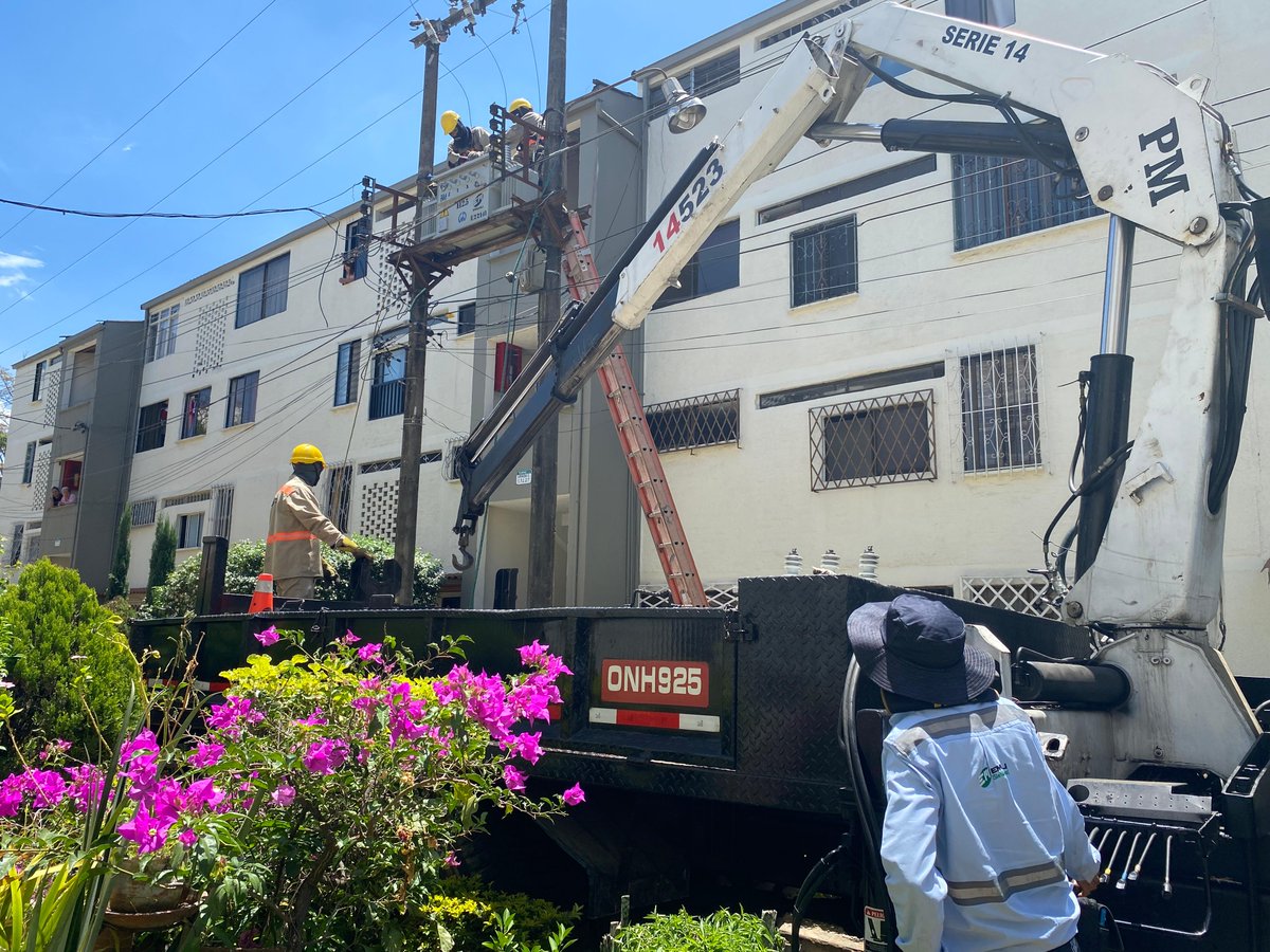 EMCALIoficial's tweet photo. #EMCALIEnAcción en el barrio La Selva. 

Nuestros grupos operativos instalan transformadores en la Unidad Multifamiliares para restablecer el servicio de energía, luego de que los anteriores resultaran afectados durante el sismo. 👷‍♂️⚡️

Seguimos trabajando en territorio por nuestros usuarios. 💚