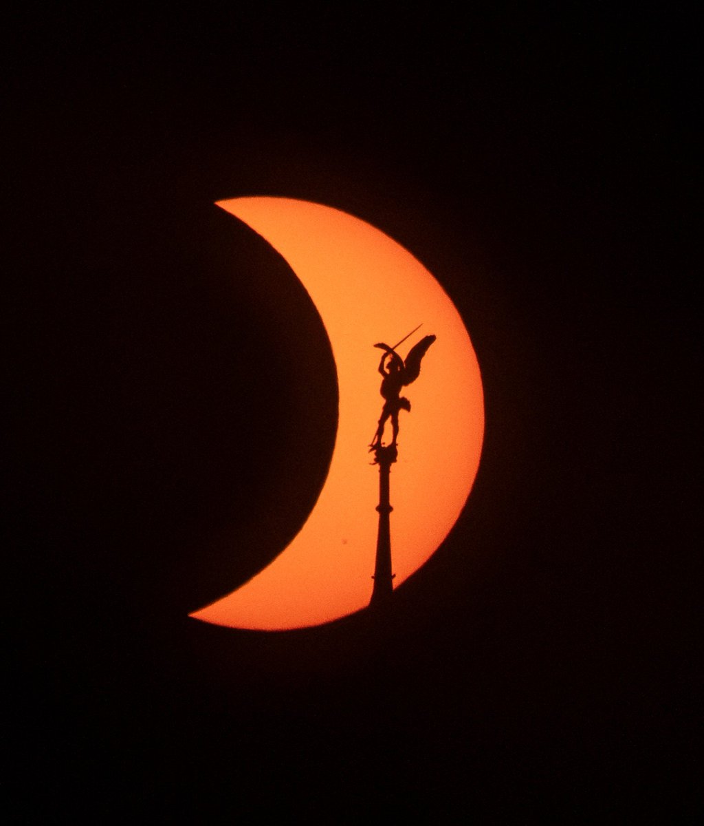 jon_delorraine's tweet photo. La photo extraordinaire de Mathieu Rivrin de l'éclipse au Mont-Saint-Michel.
(@mathieurivrin) https://t.co/Xa36uR15M7