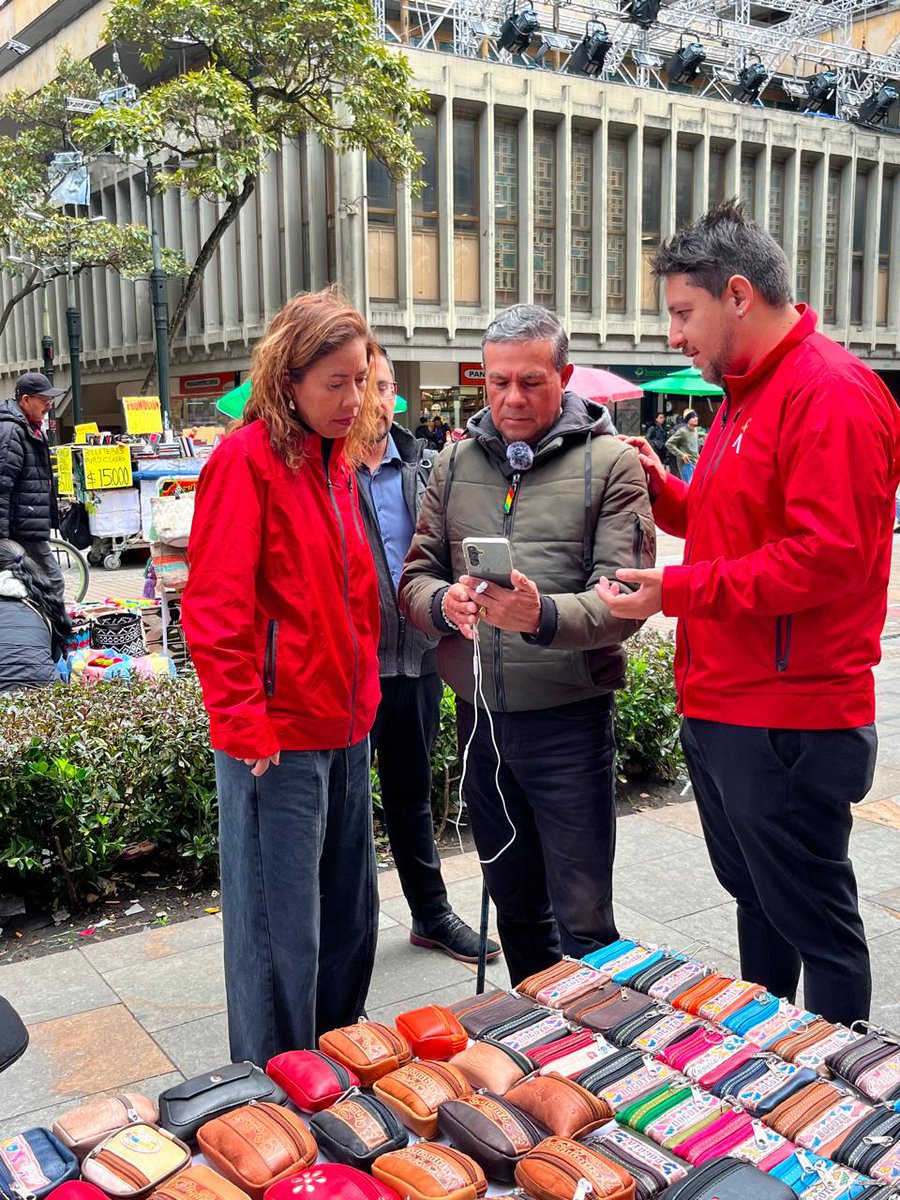 ConsejeriaTIC's tweet photo. 🛜A veces no sabemos los servicios gratuitos con los que contamos en nuestras localidades. 

Por eso, hoy la Consejera TIC @diancelm  estuvo con su equipo en la localidad @Alcandelaria_ , conversando con la ciudadanía que habita y circula cada día por la Plazoleta del Rosario.  📍#GabineteAlBarrio 

💬Les contó sobre la #ZonaWifi Gratuita que está habilitada en la plazoleta, que cuenta con una velocidad de 200 Mbps, y que cubre el sector a través de 3 puntos de acceso.

Conocimos de primera mano sus necesidades y expectativas sobre temas y necesidades TIC y
cursos de capacitación en habilidades digitales.
#BogotáCapitalDigital