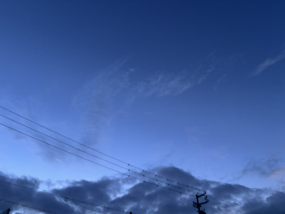 azukimaru1201's tweet photo. さすがにこれだけ明るくなったらもう見えないかな🥹

雲の隙間から覗く感じだったけどなんとか流星群4つ見れた💫✨スマホで捉えられなかったのだけが残念...また次の機会やな！ https://t.co/ntbUB2DkE7