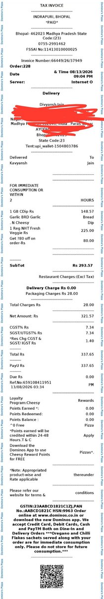 DivyanshJain18's tweet photo. @dominos @dominos_india 
This is what u people provide after paying?Fresh Veggie pizza should be renamed to BARELY VEGGIE PIZZA, is this some sort of donation you're giving to people by doing bare minimum whole making a pizza?Pathetic experience with you guys. 225₹ fr this shit? https://t.co/bGJMMxOjet
