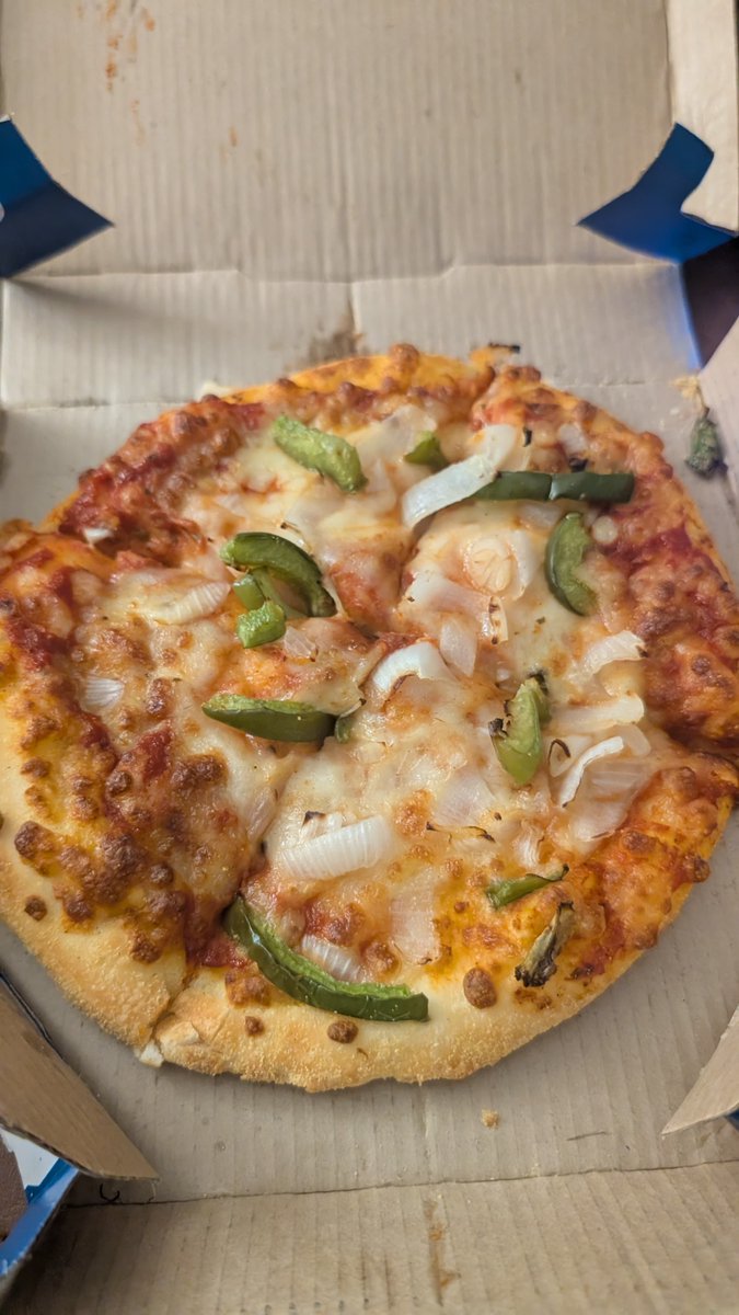 DivyanshJain18's tweet photo. @dominos @dominos_india 
This is what u people provide after paying?Fresh Veggie pizza should be renamed to BARELY VEGGIE PIZZA, is this some sort of donation you're giving to people by doing bare minimum whole making a pizza?Pathetic experience with you guys. 225₹ fr this shit? https://t.co/bGJMMxOjet