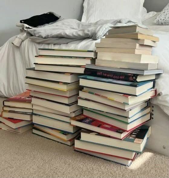 amorenloslibros's tweet photo. Es increíble la felicidad que pueden llegar a dar unos cuantos libros. 📚✨❤️‍🩹 https://t.co/3Abqzle3Ci
