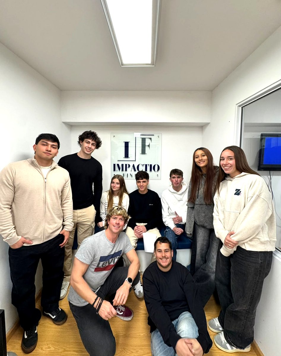 fedeorsi's tweet photo. Esta semana recibimos en las ofis de Impactio Finance a 5 chicos de secundario (Marga, Verona, Agustín, Juan y Constanza) interesados en #finanzas. Armamos una especie de hackathon: les planteamos problemas financieros reales y ellos pensaron soluciones. Talento de sobra en 🇦🇷 https://t.co/IuvBzhAbOU