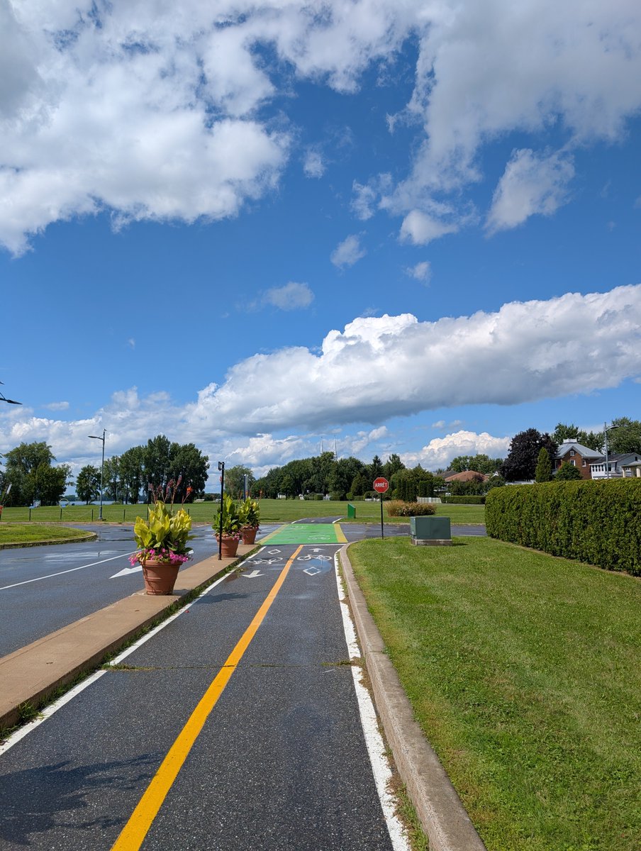 fin0cchi0's tweet photo. It's kind of amazing how suburban Quebec will randomly have amazing bike infrastructure https://t.co/Ltqfst9eiv