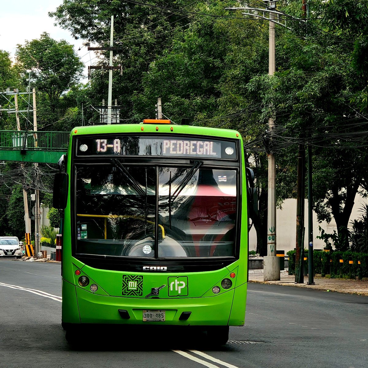 caminalex's tweet photo. Suerte es esperar menos de 1 minuto por un 13A, aunque según percibo esta ruta es de las medianamente bien atendidas de @RTP_CiudadDeMex, esto significa frecuencias promedio de menos de 20 minutos 😐 y salidas a ruta completa después de las 10 pm.

Buen viaje para tomar ahora la 57. No creo que vea el día en que rtp tenga tarifa unificada por "transbordar" entre sus propias rutas.