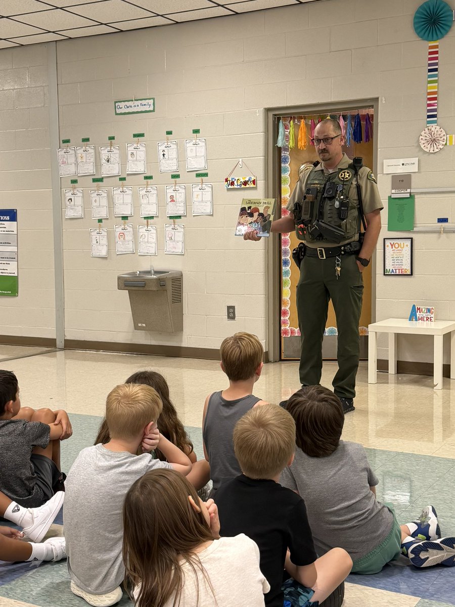 fssdPGES's tweet photo. Deputy Byram even got in on the teaching fun today! https://t.co/X3qHW8uVDL