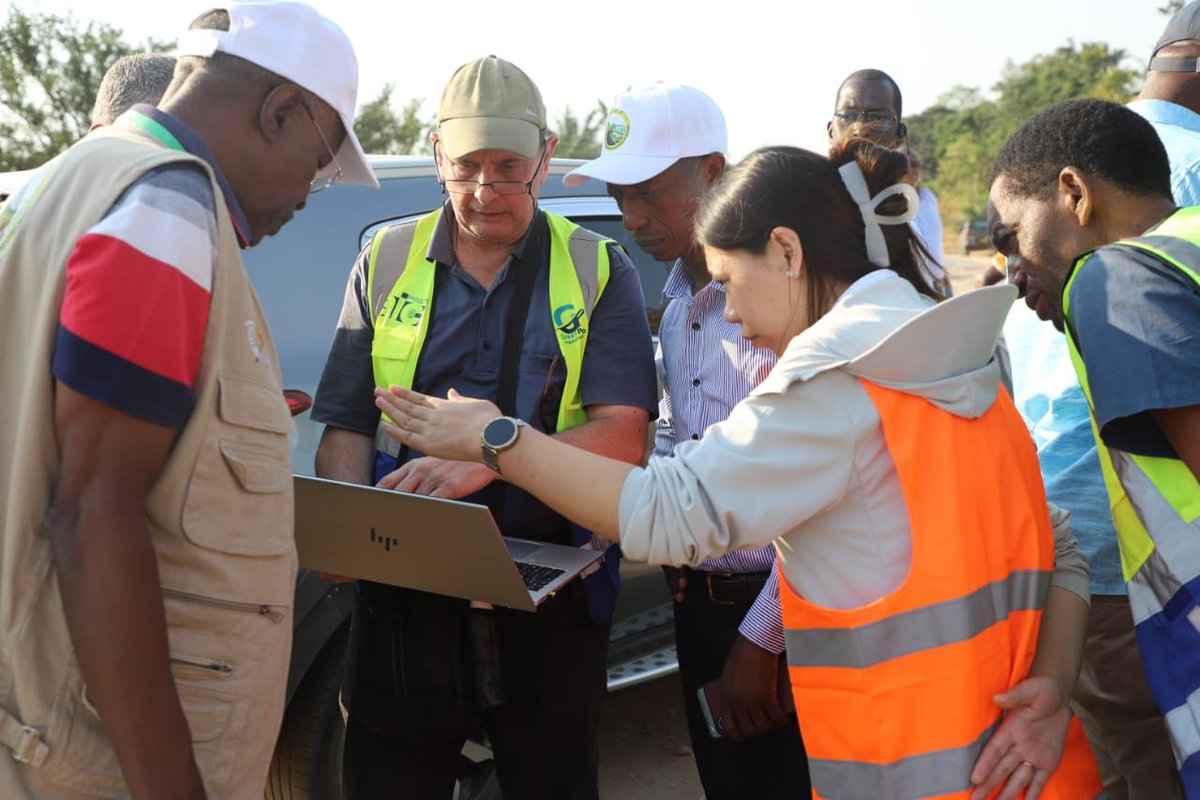 MilteBurundi's tweet photo. Le Ministre des Infrastructures, Ir. Egide NIJIMBERE, a effectué une descente sur terrain avec la mission de la Banque mondiale le long de la RN3, notamment sur le tronçon Bujumbura–Gitaza, afin de constater l’état d’avancement et la mise en œuvre des travaux. https://t.co/Blzj5uWuJq