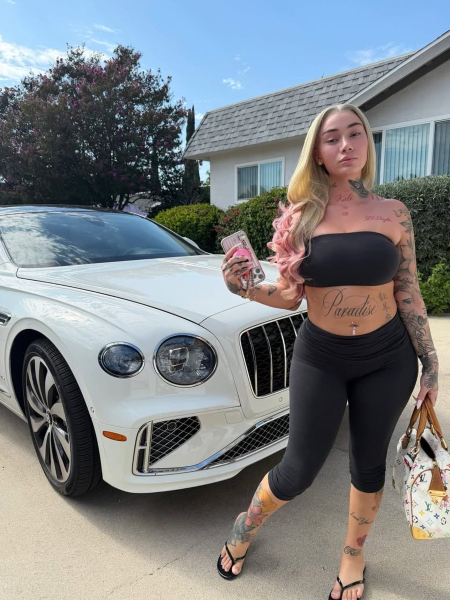 Babbies_s's tweet photo. Bhad Bhabie feeling so hot omg.. https://t.co/3vlXzs06xO