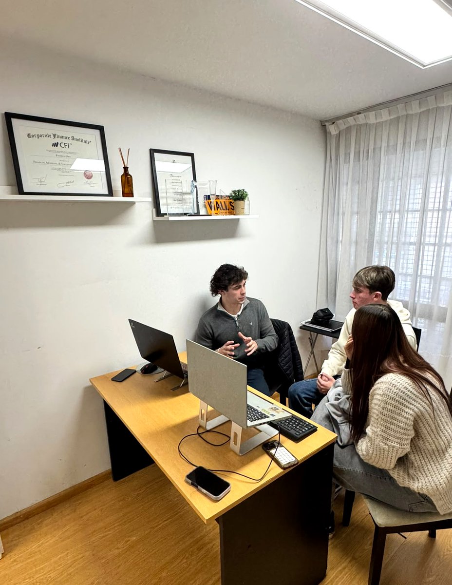 fedeorsi's tweet photo. Esta semana recibimos en las ofis de Impactio Finance a 5 chicos de secundario (Marga, Verona, Agustín, Juan y Constanza) interesados en #finanzas. Armamos una especie de hackathon: les planteamos problemas financieros reales y ellos pensaron soluciones. Talento de sobra en 🇦🇷 https://t.co/IuvBzhAbOU