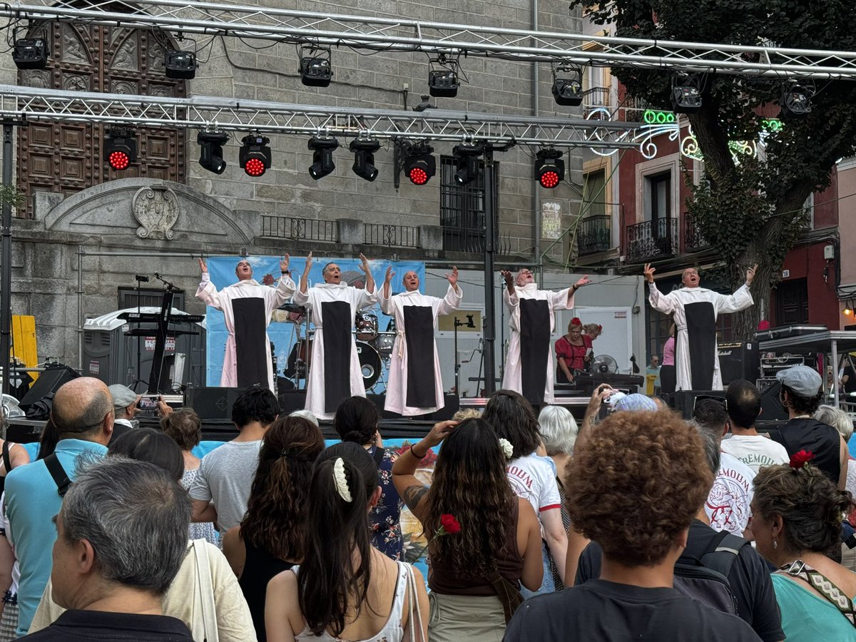 seguragc's tweet photo. Empieza la verbena de #LaPaloma y el Orgullo de Madrid comienza a darle color a la Plaza de la Paja.

Gracias, delegada @CiudadanaMarta, por acompañarnos en las fiestas más castizas del mundo.

¡VIVA MADRID! https://t.co/KQajRsEqHS