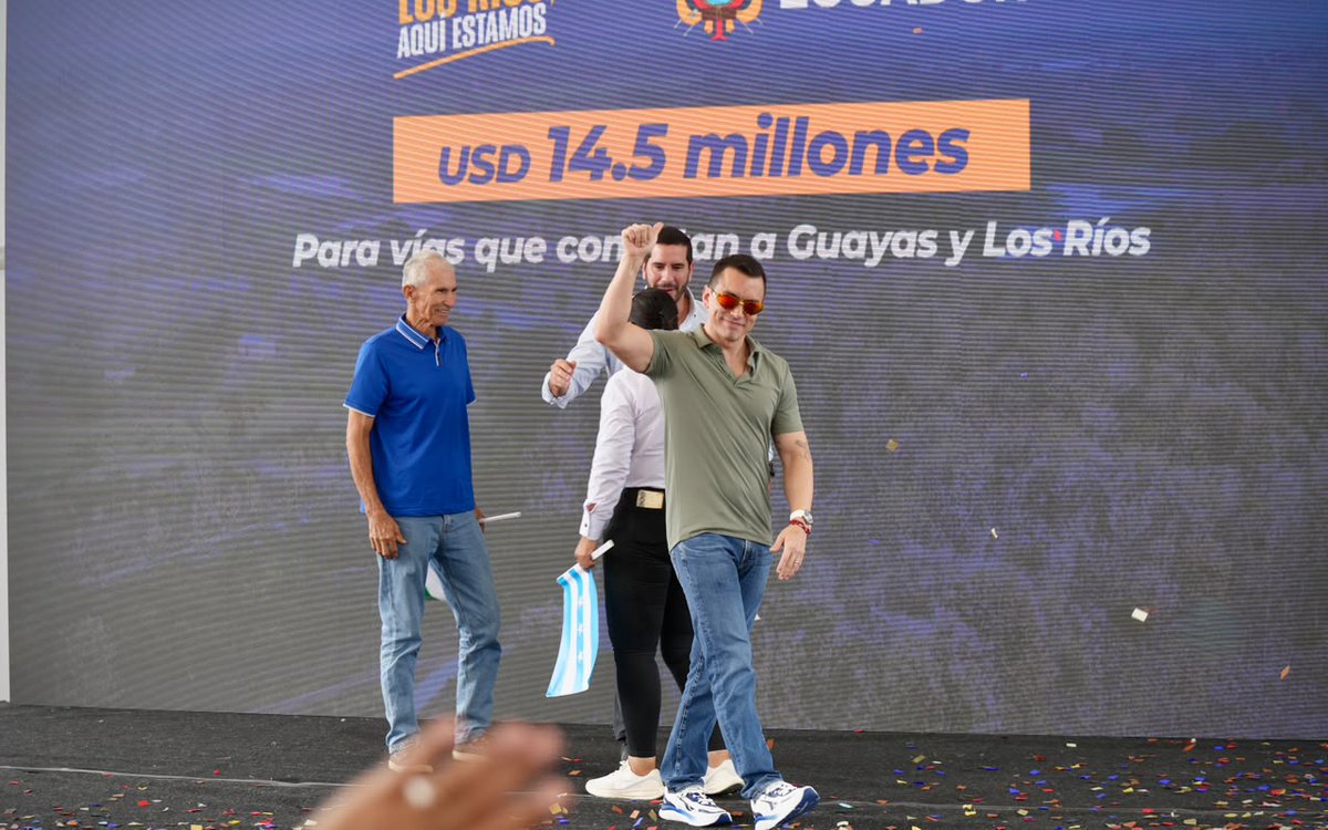 BDEcuadorBP's tweet photo. ¡Los Ríos aquí estamos! 🤝💪🏻

Acompañamos al presidente @DanielNoboaOk en la inauguración de la vía Palestina – Macul – Vinces, una obra que fortalece la conectividad entre #Guayas y #LosRíos.

Además, nuestro presidente anunció el financiamiento que otorgaremos al cantón Vinces para la construcción del nuevo sistema de alcantarillado de Augusto Valencia y sus zonas aledañas por un monto de USD 4.4 millones.
Una  obra que contribuirá al saneamiento, la salud y el bienestar de cientos de familias.

Durante el encuentro ciudadano, el presidente destacó el rol de la banca pública para impulsar obras que generan desarrollo y construyen un Ecuador de progreso y oportunidades. 🇪🇨