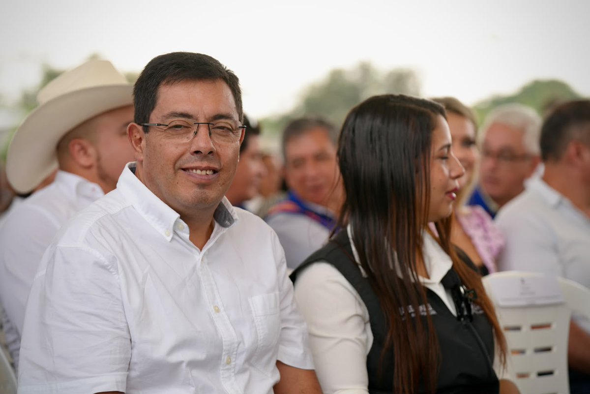 BDEcuadorBP's tweet photo. ¡Los Ríos aquí estamos! 🤝💪🏻

Acompañamos al presidente @DanielNoboaOk en la inauguración de la vía Palestina – Macul – Vinces, una obra que fortalece la conectividad entre #Guayas y #LosRíos.

Además, nuestro presidente anunció el financiamiento que otorgaremos al cantón Vinces para la construcción del nuevo sistema de alcantarillado de Augusto Valencia y sus zonas aledañas por un monto de USD 4.4 millones.
Una  obra que contribuirá al saneamiento, la salud y el bienestar de cientos de familias.

Durante el encuentro ciudadano, el presidente destacó el rol de la banca pública para impulsar obras que generan desarrollo y construyen un Ecuador de progreso y oportunidades. 🇪🇨