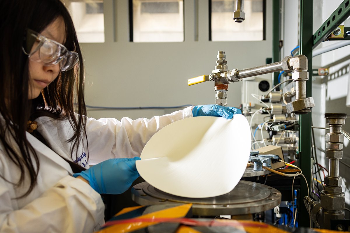 ubcbe11's tweet photo. Most students will return to campus in a few weeks, but research in #UBCBE never stops. Here's a few shots from ongoing work in SUNY Distinguished Professor and SUNY Empire Innovation Professor Mark Swihart's lab https://t.co/xrDacs5wiQ