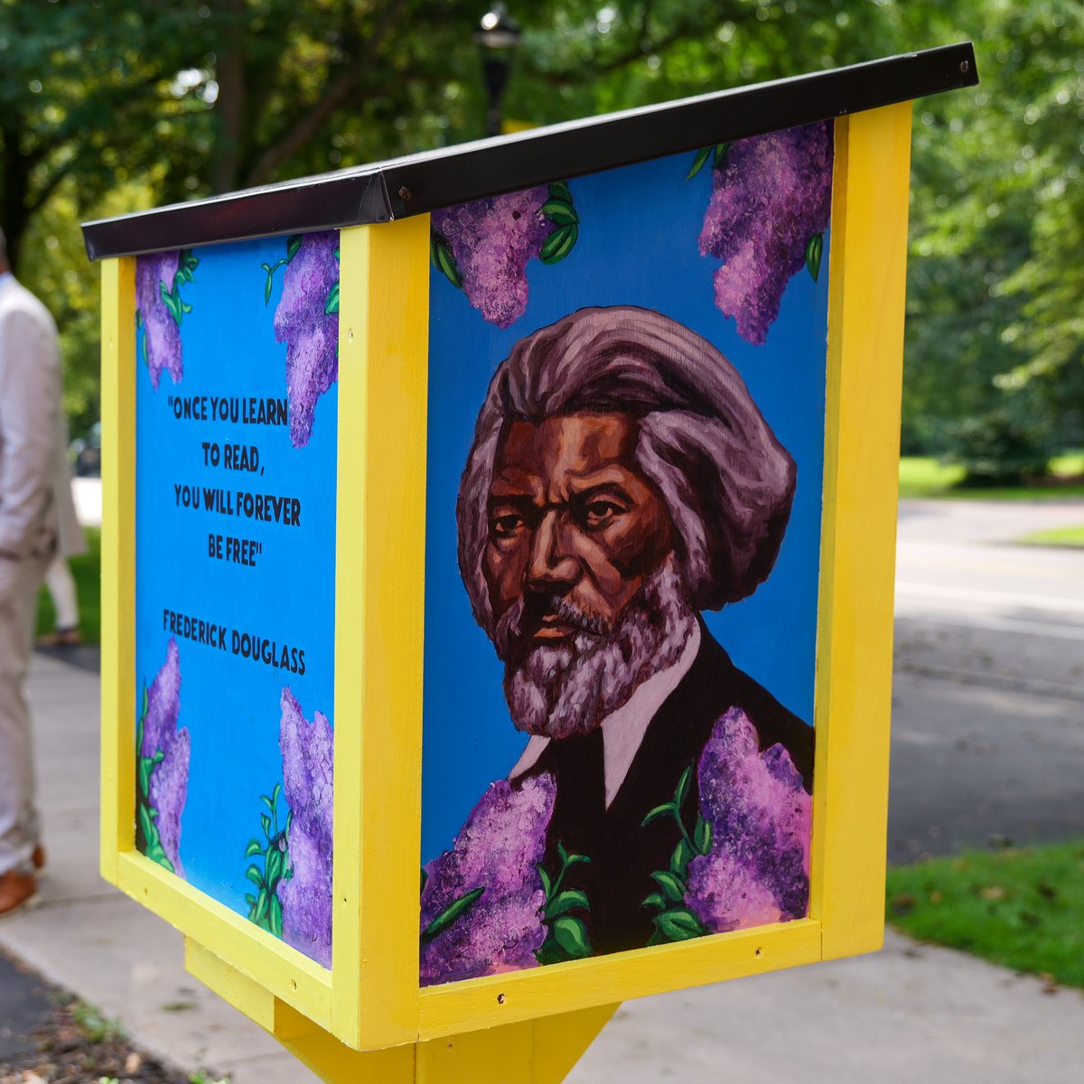 RCSDNYS's tweet photo. 📚 A little library with a BIG purpose! Dr. Rosser joined Assemblymember Harry Bronson to celebrate a new Little Library, painted by World of Inquiry alum Unique Fair and dedicated to making reading more accessible throughout our community. 

#ONERCSD https://t.co/z7gxZiQylO