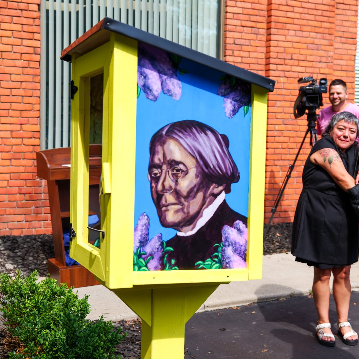 RCSDNYS's tweet photo. 📚 A little library with a BIG purpose! Dr. Rosser joined Assemblymember Harry Bronson to celebrate a new Little Library, painted by World of Inquiry alum Unique Fair and dedicated to making reading more accessible throughout our community. 

#ONERCSD https://t.co/z7gxZiQylO
