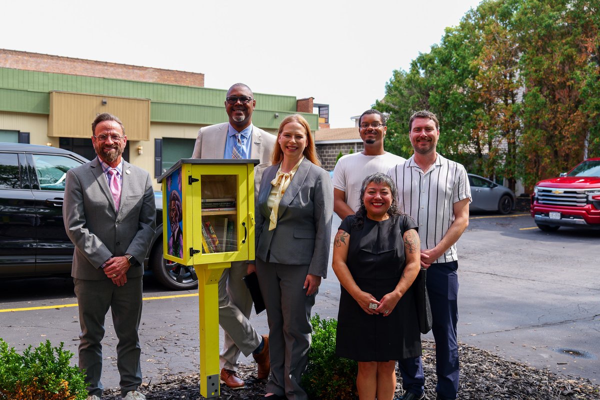 RCSDNYS's tweet photo. 📚 A little library with a BIG purpose! Dr. Rosser joined Assemblymember Harry Bronson to celebrate a new Little Library, painted by World of Inquiry alum Unique Fair and dedicated to making reading more accessible throughout our community. 

#ONERCSD https://t.co/z7gxZiQylO