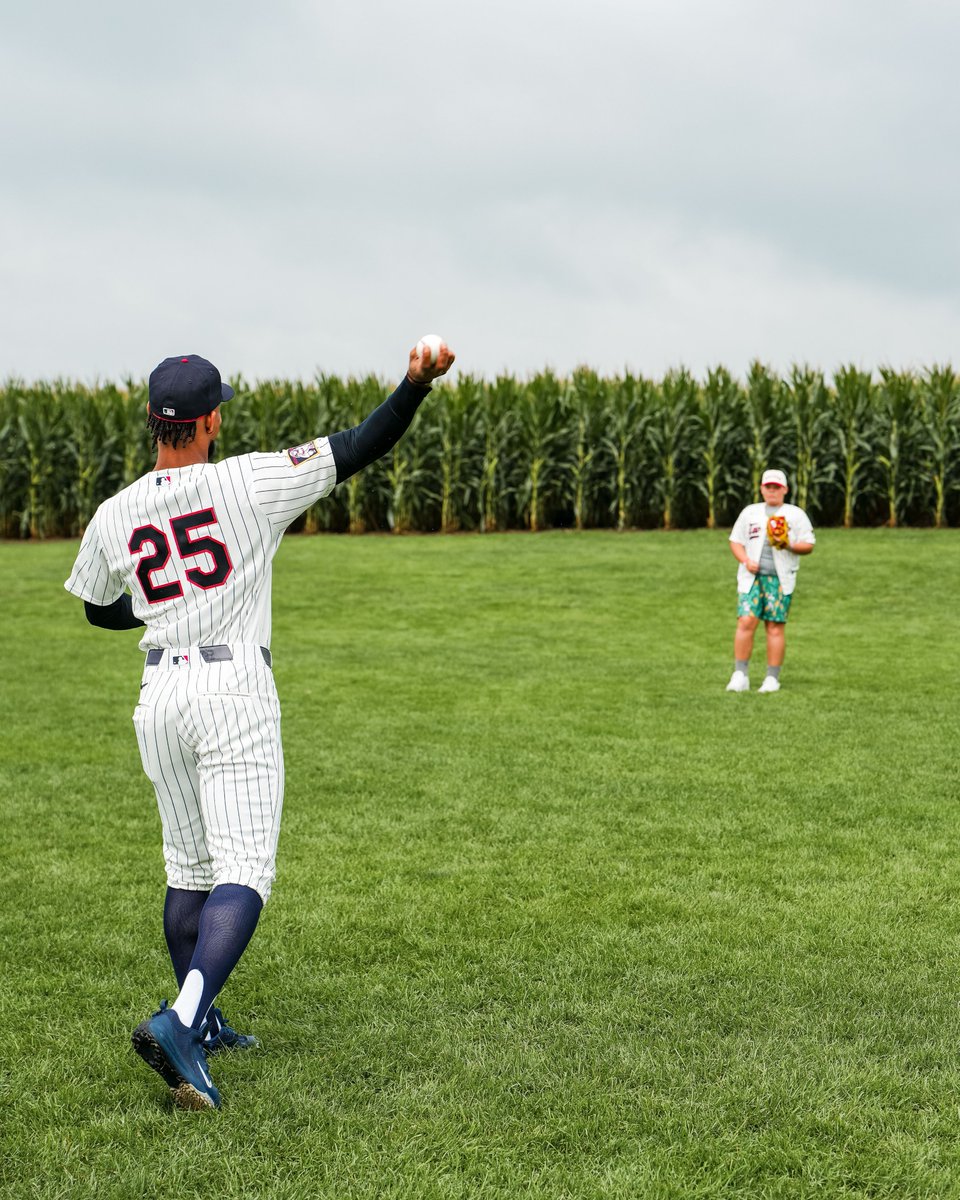 Twins's tweet photo. Dad, do you wanna have a catch? https://t.co/Ju9FSAJxFa