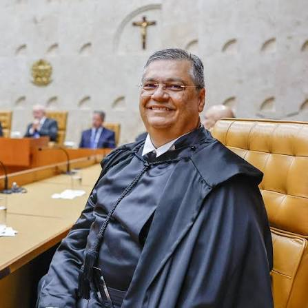 SodLinda's tweet photo. Flávio Dino declarou que "vem suportando calado, agressões e injustiças" e assistido a "distorções monumentais" sobre seus atos. O desabafo veio dias depois que Alexandre de Moraes determinou busca e apreensão na casa da Fonte do jornalista Luis Pablo Almeida, desafeto de Dino. https://t.co/t3P5dqD0Wg
