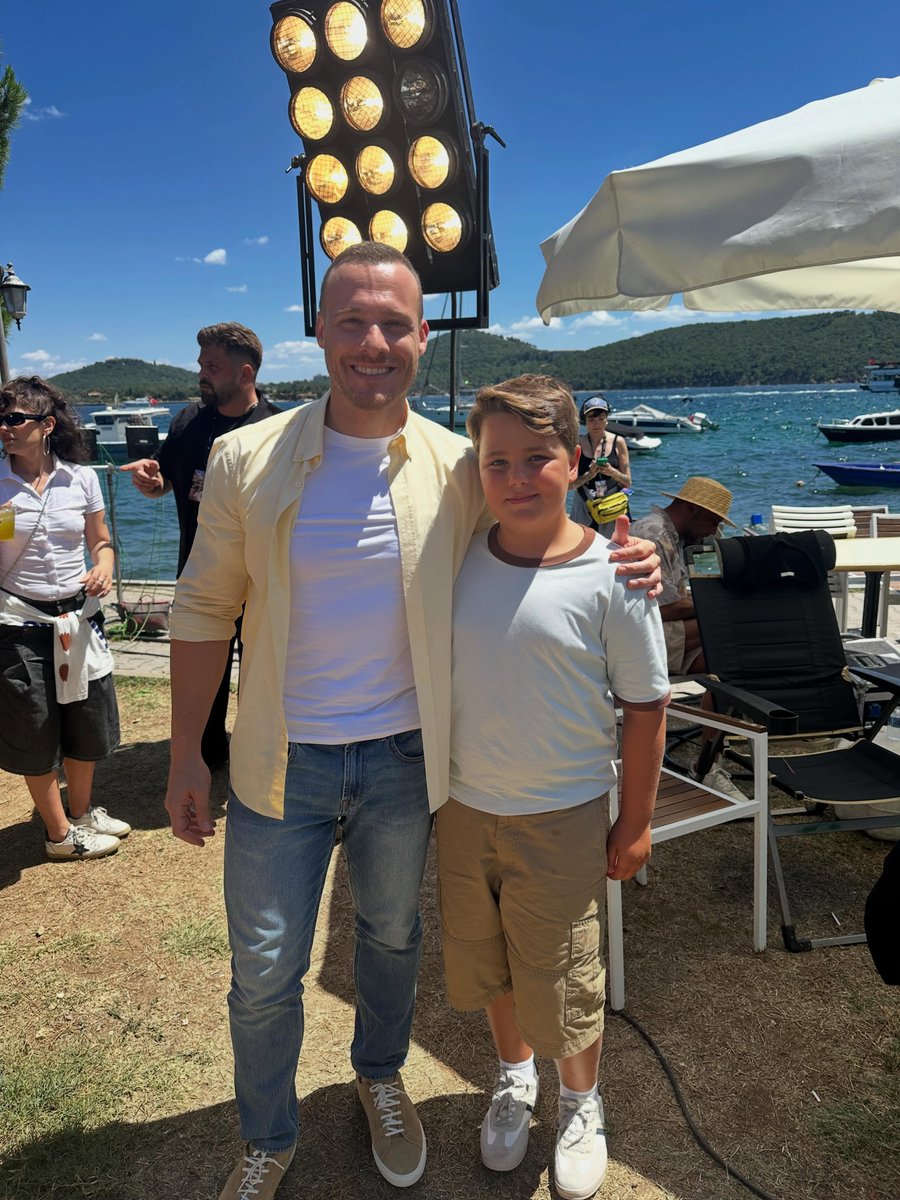 _b_meli's tweet photo. Our SUNSHINE and the kids 💛☀️💙

 |• #KeremBürsin •| https://t.co/Omyq0Gci61