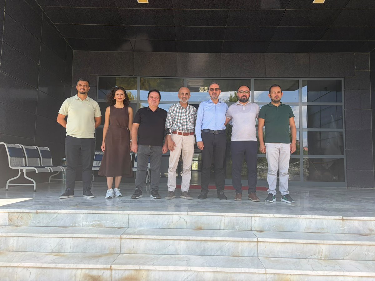 EbsDenizli2's tweet photo. Eğitim Bir-Sen Denizli Üniversite Şube Yönetimi olarak Uygulamalı Bilimler Fakültesi Dekanı olarak atanan Prof.Dr. Alaattin Şen'e hayırlı olsun ziyaretinde bulunduk.
İlgileri ve misafirperverlikleri için teşekkür eder, yeni görevlerinde muvaffakiyetler dileriz. https://t.co/su4BiEmsn0