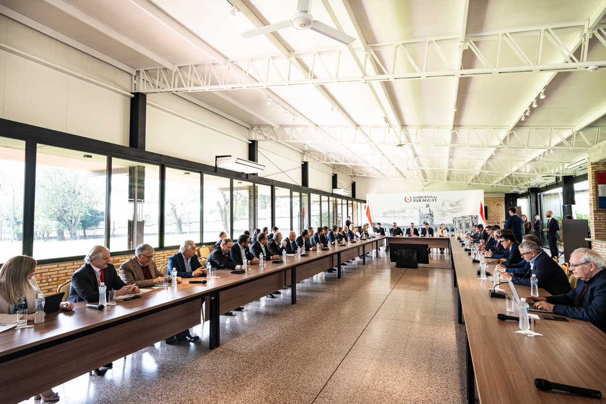 SantiPenap's tweet photo. La energía de los paraguayos tiene que trabajar para los paraguayos.

Por primera vez, sentamos a todos los sectores en una misma mesa para construir juntos el futuro energético del país. Queremos reglas claras e instituciones fuertes para transformar nuestra energía en inversión, industrias, empleo y desarrollo.