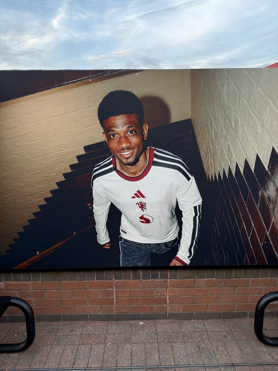 ThereseUTD's tweet photo. Amad Diallo in United’s new third kit outside Old Trafford 🤍 https://t.co/FLFzzYQ8sN